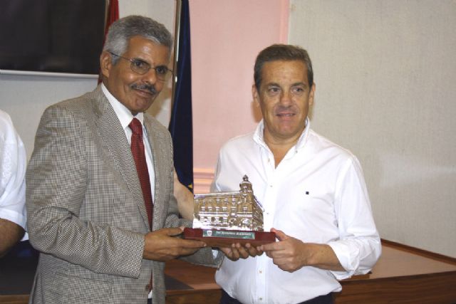 El ministro de Salud Pública de la República Árabe Saharaui visita al alcalde - 1, Foto 1