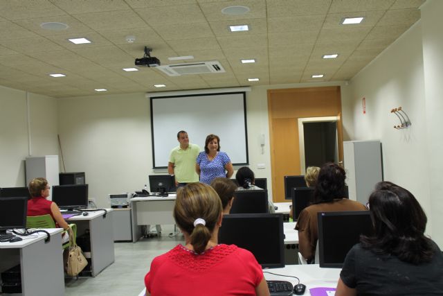 La Concejala de Mujer comienza su actividad formativa para los ltimos meses del año, Foto 2