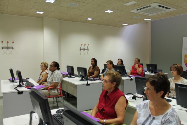 La Concejala de Mujer comienza su actividad formativa para los ltimos meses del año, Foto 4
