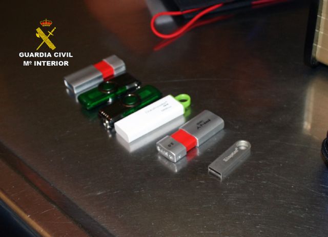 La Guardia Civil detiene a un vecino de San Pedro del Pinatar por tenencia y distribución de pornografía infantil a través de internet - 2, Foto 2