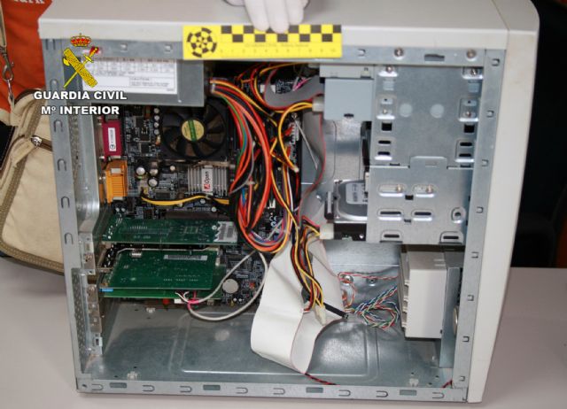 La Guardia Civil detiene a un vecino de San Pedro del Pinatar por tenencia y distribución de pornografía infantil a través de internet - 5, Foto 5