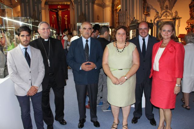 El presidente de la Comunidad y el Obispo inauguran la exposición En íntima plegaria - 1, Foto 1