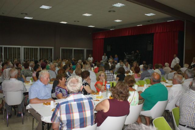 El Alcalde disfruta de las fiestas del Barrio del Progreso con los mayores - 3, Foto 3