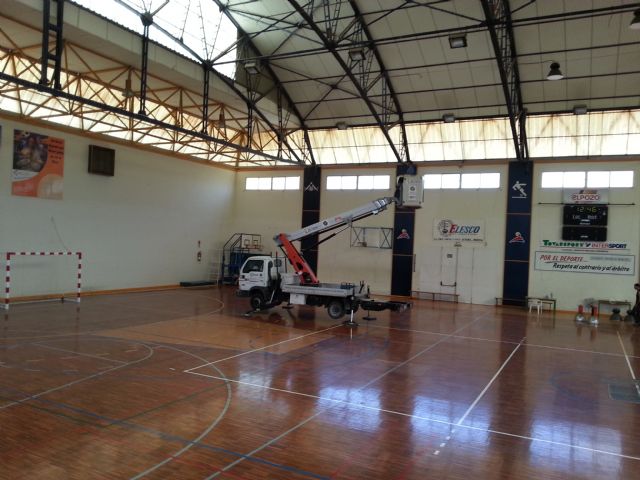 El Ayuntamiento de Alhama de Murcia invierte en nuevos proyectores de iluminacin LED para el Pabelln Deportivo Adolfo Suarez, Foto 1