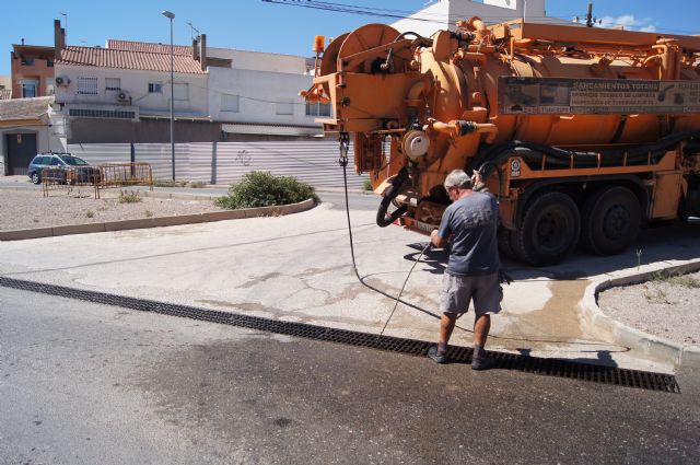El Servicio Municipal de Aguas procede a la limpieza de imbornales, Foto 2