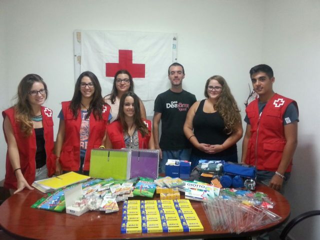 Jóvenes de IU colabora con la campaña de recogida de material escolar de Cruz Roja Juventud - 1, Foto 1