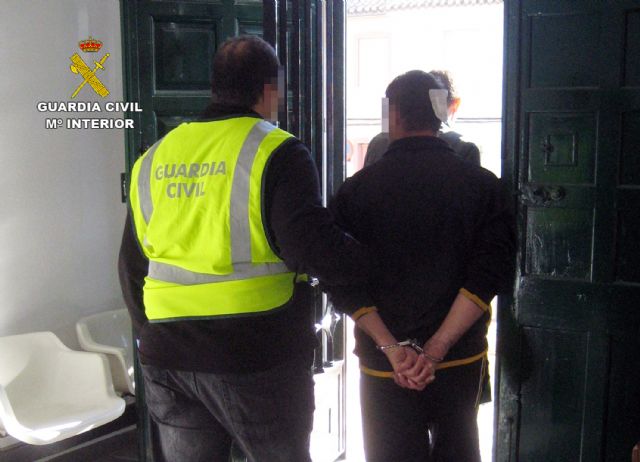 La Guardia Civil detiene a 11 personas relacionadas con el robo de almendras en fincas de la Región - 2, Foto 2