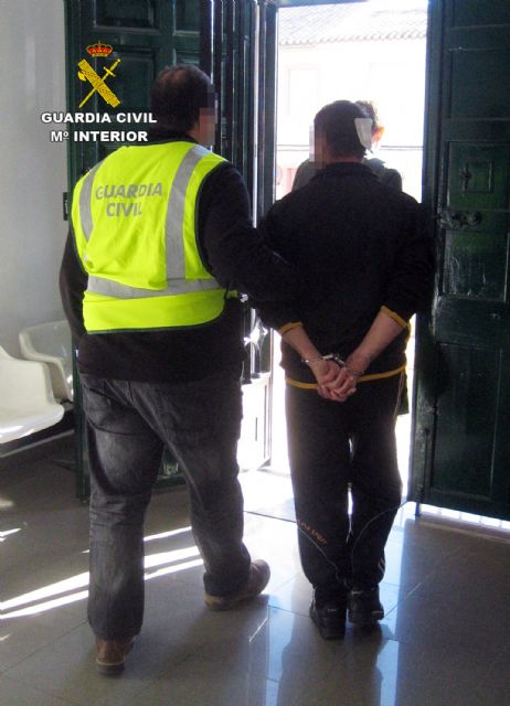 La Guardia Civil detiene a 11 personas relacionadas con el robo de almendras en fincas de la Región - 3, Foto 3