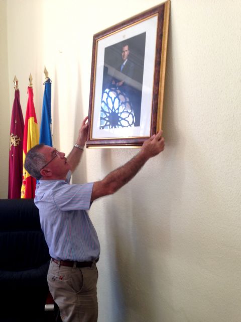 La imagen de S.M. el Rey Don Felipe VI preside ya la Alcaldía y el Salón de Plenos del Ayuntamiento de Águilas - 1, Foto 1