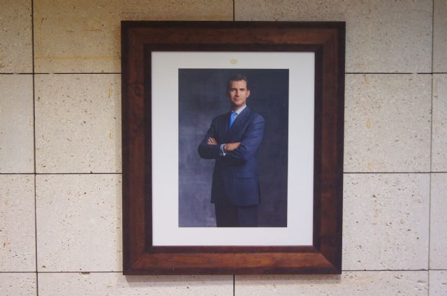 La imagen del nuevo Rey Felipe VI preside ya el salón de Plenos del Ayuntamiento de Totana, Foto 2