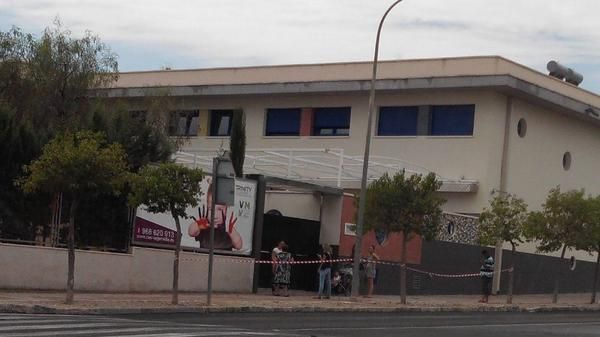 Piden una valla para evitar que los niños salgan a la carretera, y el alcalde les pone una cinta de obra atada a un árbol - 1, Foto 1