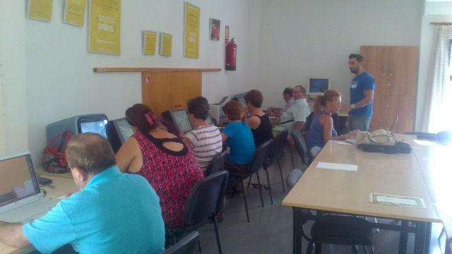 Finalizan los cursos de formación sobre Internet y aplicaciones ofimáticas en la nube para usuarios de las aulas de libre acceso - 2, Foto 2