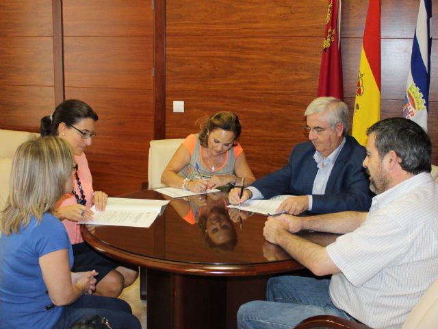 El alcalde renueva el convenio de colaboración con Cruz Roja Jumilla para el ejercicio 2014 - 2, Foto 2
