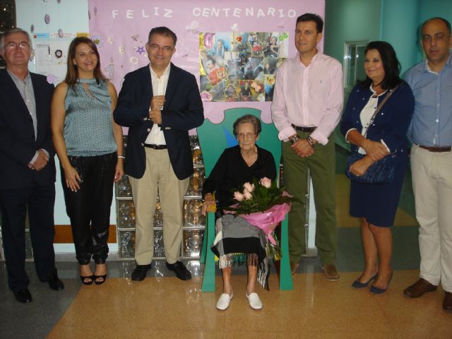 Cumpleaños nmero 100 de Leonor Vicente Noguera, usuaria de la residencia de personas mayores de Alhama, Foto 1