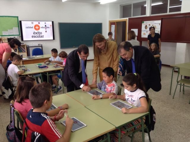 Educación entrega 41 ´tabletas´ a los alumnos y profesores del CEIP Nuestra Señora de los Remedios para favorecer el éxito escolar - 1, Foto 1