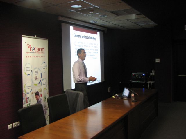 Decenas de personas emprendedoras descubren el marketing online en el taller del CECARM Crea tu negocio online con éxito - 1, Foto 1