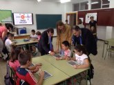 Educacin entrega 41 tabletas a los alumnos y profesores del CEIP Nuestra Señora de los Remedios para favorecer el xito escolar