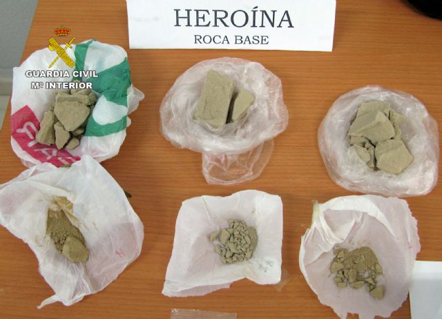 La Guardia Civil desmantela dos activos puntos de menudeo de droga - 3, Foto 3