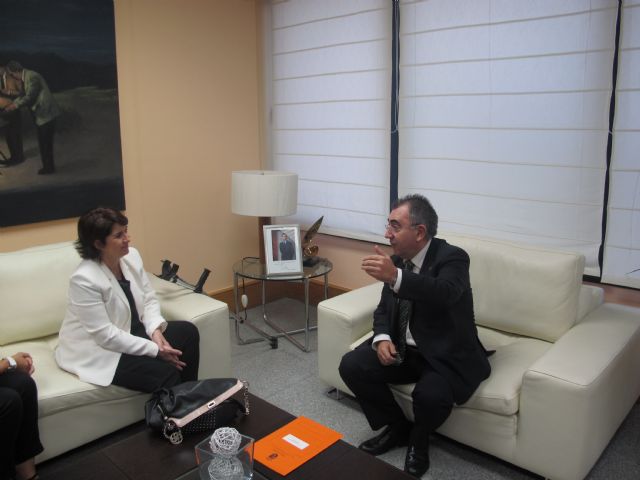 Reunión del consejero de Fomento, Obras Públicas y Ordenación del Territorio y la alcaldesa de Totana, Foto 1