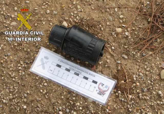 La Guardia Civil neutraliza y destruye dos artefactos explosivos hallados en el campo - 1, Foto 1