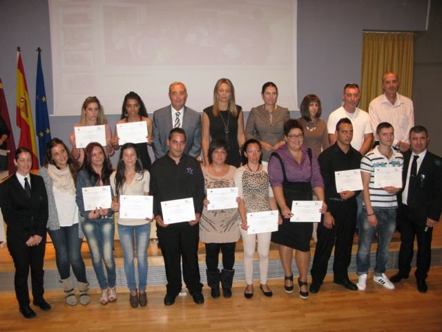 La directora del Instituto de Turismo clausura el curso para camarero de restaurante y bar organizado por Cáritas en el CCT - 1, Foto 1