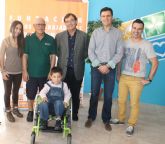 Los trabajadores y la empresa Elpozo Alimentacin aportan 3.130 euros para adquirir una silla de ruedas especial para un niño alhameño aquejado de una enfermedad rara