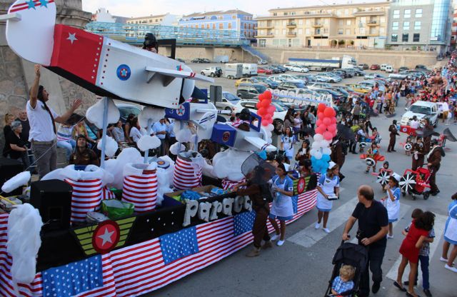 Luz y color con el tradicional Desfile de Puerto Lumbreras´14 en el que han participado cerca de 30 carrozas y grupos de animación - 2, Foto 2