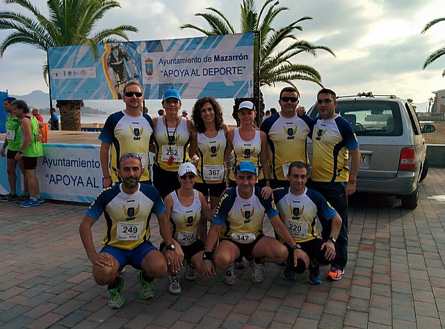 Atletas del Club Atletismo Totana participaron en la 4º Media maratn y 10 km Baha de Mazarrn - 21