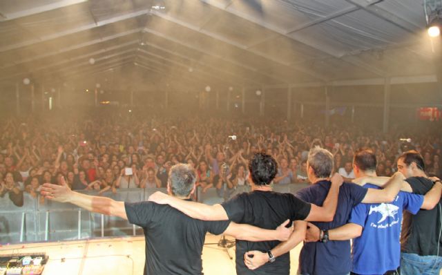 Más de 6.000 personas disfrutaron con Hombres G, uno de los platos fuertes de las Fiestas de Puerto Lumbreras - 2, Foto 2