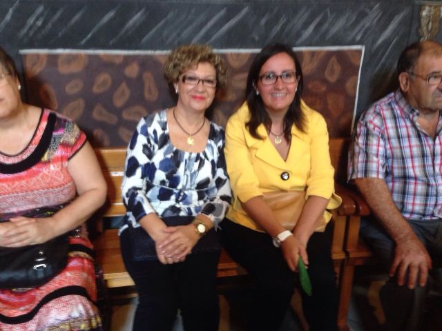 Numerosas personas asisten a la misa de difuntos del PP de Totana, Foto 8