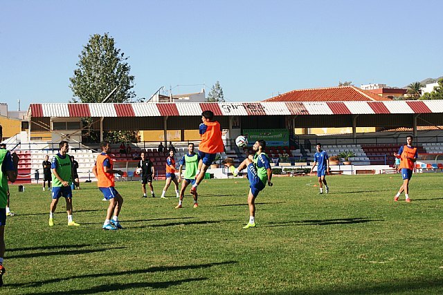 El Real Murcia CF celebra su primer entrenamiento de la semana en el estadio municipal “Juan Cayuela”, cedido por la Concejalía de Deportes, Foto 1