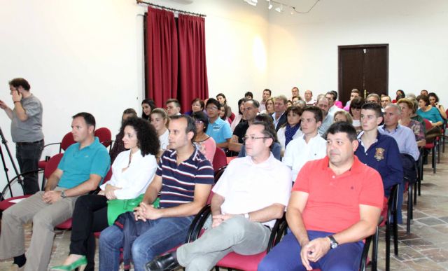 13 estudiantes caravaqueños reciben las ayudas de estudio Robles Chillida - 1, Foto 1