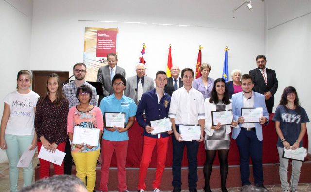 13 estudiantes caravaqueños reciben las ayudas de estudio Robles Chillida - 2, Foto 2