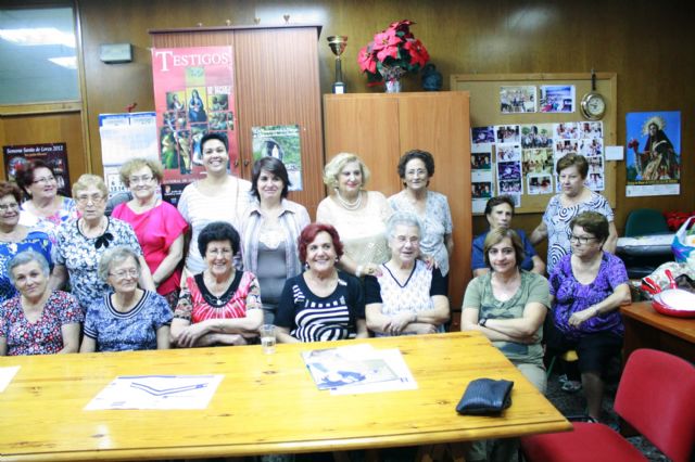 Autoridades municipales inauguran el curso 2014/15 de la Asociación de Amas de Casa de las Tres Avemarías de Totana, Foto 2