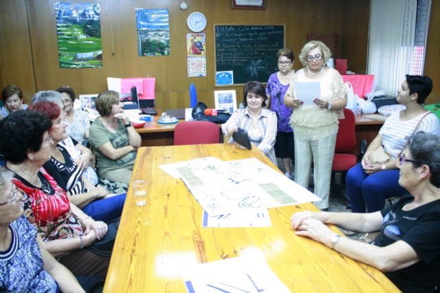 Autoridades municipales inauguran el curso 2014/15 de la Asociación de Amas de Casa de las Tres Avemarías de Totana, Foto 4
