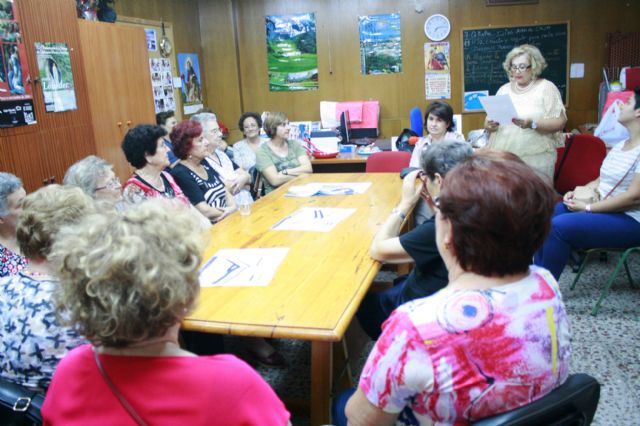 Autoridades municipales inauguran el curso 2014/15 de la Asociación de Amas de Casa de las Tres Avemarías de Totana, Foto 6