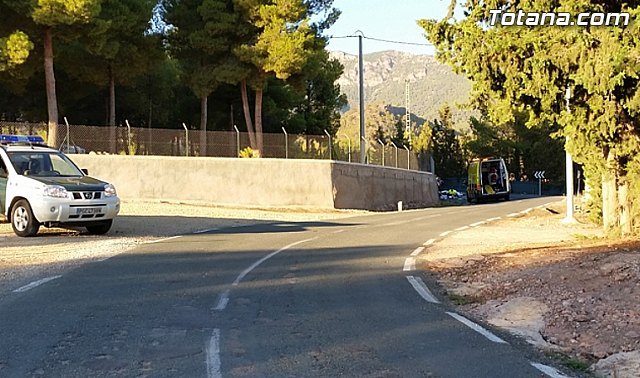 La Guardia Civil auxilia a dos ciclistas que sufrieron un aparatoso accidente en la carretera MU-503 - 3, Foto 3