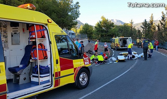 La Guardia Civil auxilia a dos ciclistas que sufrieron un aparatoso accidente en la carretera MU-503, Foto 1