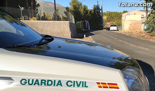 La Guardia Civil auxilia a dos ciclistas que sufrieron un aparatoso accidente en la carretera MU-503, Foto 2