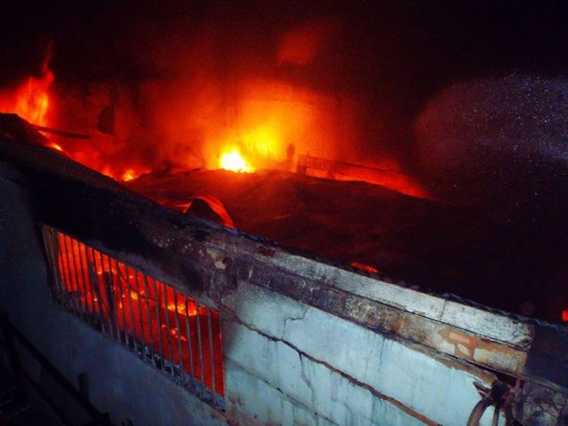 Los Bomberos de Cartagena sofocan un incendio en una nave de motos cercana a Cabezo Beaza - 3, Foto 3