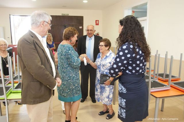 Los alumnos de APICES muestran orgullosos sus trabajos a la alcaldesa - 1, Foto 1