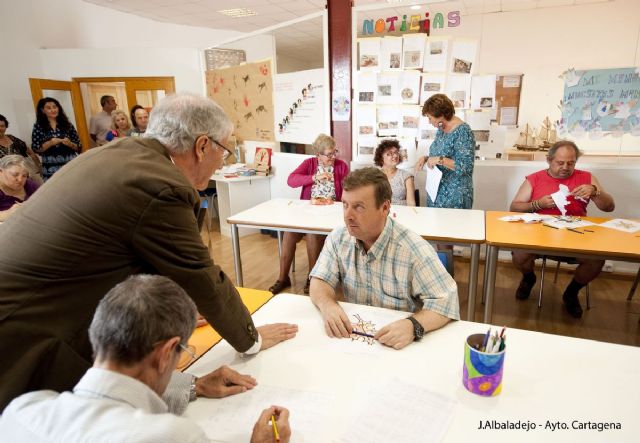 Los alumnos de APICES muestran orgullosos sus trabajos a la alcaldesa - 3, Foto 3