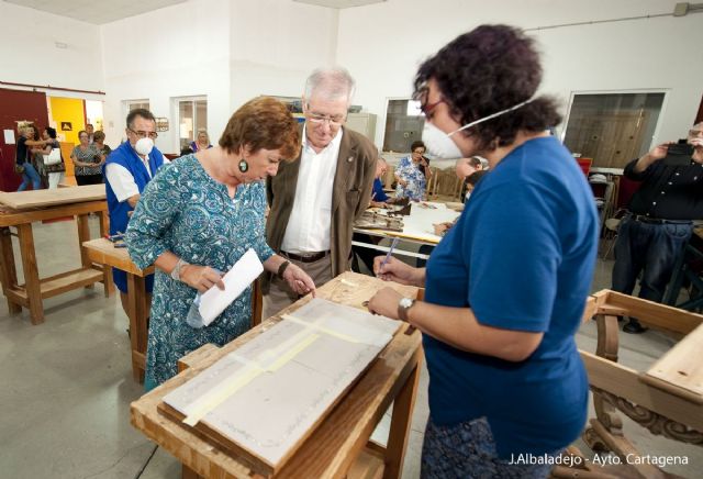 Los alumnos de APICES muestran orgullosos sus trabajos a la alcaldesa - 4, Foto 4