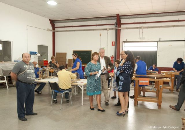 Los alumnos de APICES muestran orgullosos sus trabajos a la alcaldesa - 5, Foto 5