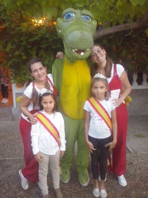 Desfile de carrozas y fuegos artificiales para honrar a la patrona - 1, Foto 1