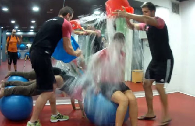 MOVE SOLIDARIO: En move se mojan para apoyar a los enfermos de ELA, Foto 1