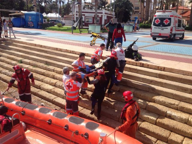 Efectivos de los Departamentos de Salvamento Marítimo y Socorros, Emergencias y Proximidad de Cruz Roja Española en Águilas rescatan a un pescador accidentado en el Cabezo de Cope - 1, Foto 1