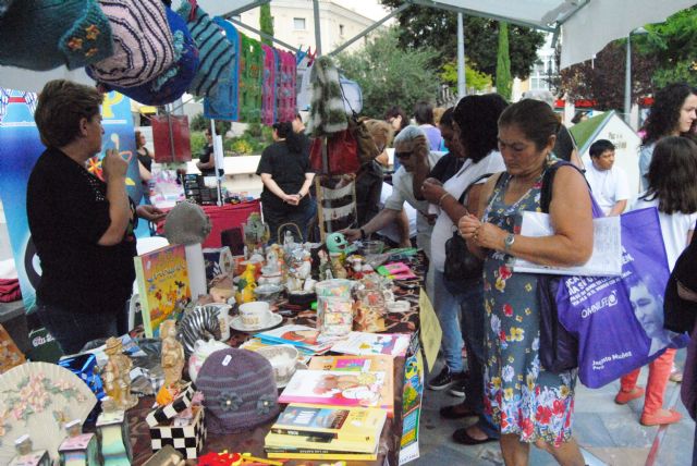 Éxito de participación en la cuarta edición la Plaza Solidaria en la que se dieron cita un total de dieciséis asociaciones, Foto 1