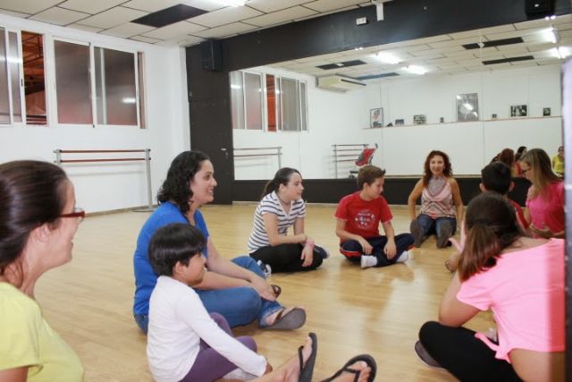Usuarios de D´genes disfrutan de un taller de introducción a la danzaterapia