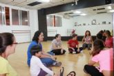 Usuarios de D´genes disfrutan de un taller de introducción a la danzaterapia